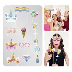 Divirta-se e tire fotos incríveis com este conjunto de adereços para cabine fotográfica inspirado nos unicórnios. Inclui 12 peças coloridas e divertidas para criar momentos mágicos nas suas fotos.
