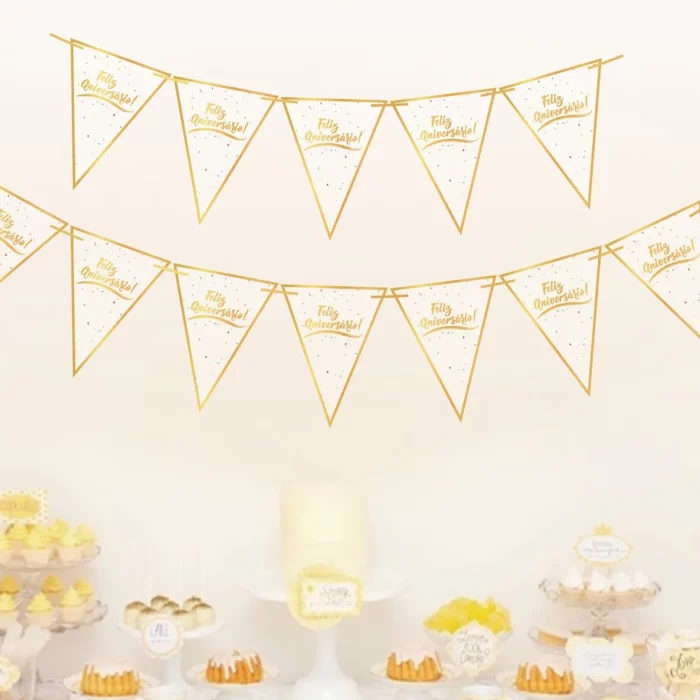 Decore sua festa de aniversário com nossa bela grinalda dourada.Comprimento total de 300.0cm