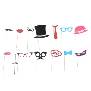 A máscara de aniversário deluxe é perfeita para adicionar um toque de elegância e mistério à sua celebração.Esta máscara única vem em uma única embalagem