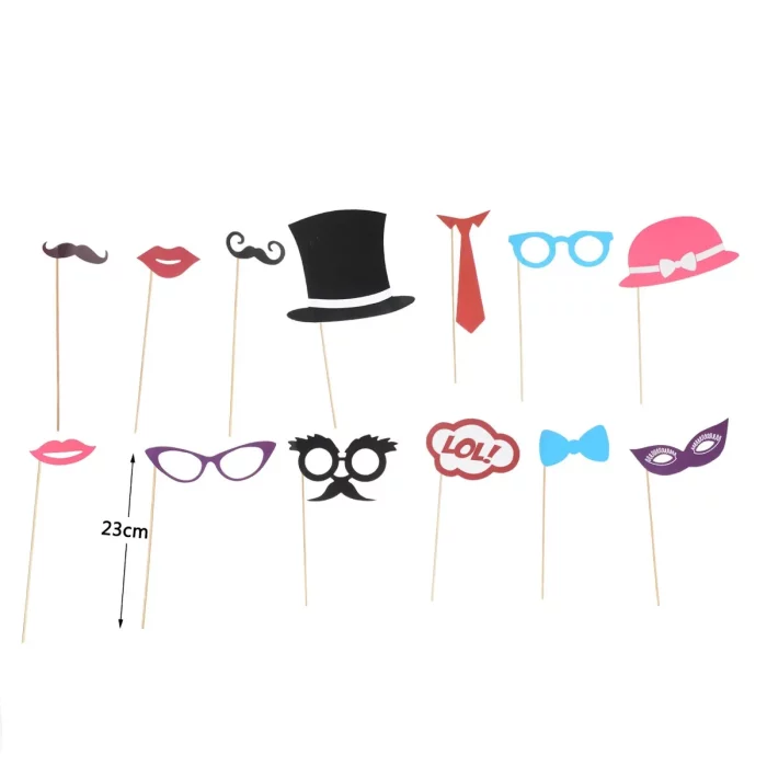 A máscara de aniversário deluxe é perfeita para adicionar um toque de elegância e mistério à sua celebração.Esta máscara única vem em uma única embalagem
