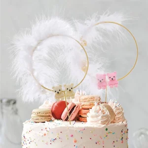Este topo de bolo de aniversário na cor rosa traz charme e delicadeza para a decoração da sua festa