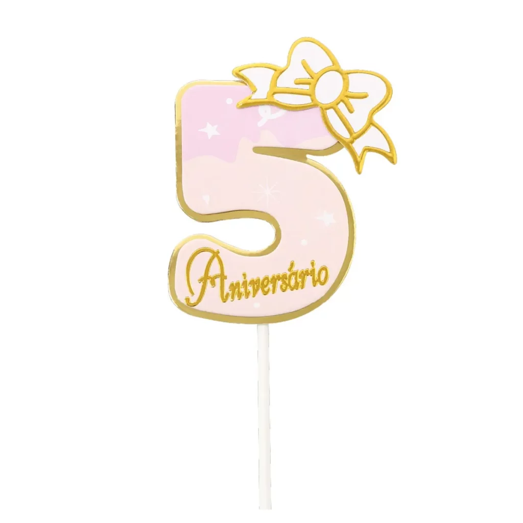Perfeito para qualquer aniversário com o número 5;O pacote contém 2 topos de bolo na cor rosa;Cada topo de bolo tem 16.0cm;Design único com palavra 'aniversário';Forma é do número cinco Conjunto de 2 topos de bolo de aniversário em rosa número 5. Adicione um toque especial à sua festa!