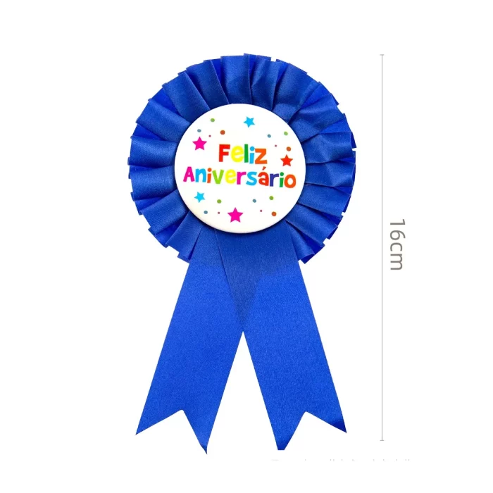 Distintivo de aniversário comemorativo disponível em pacote único.Item projetado com o padrão 'FELIZ ANIVERSARIO' que acrescenta um toque especial à celebração.Tamanho confortável de 5.5cm