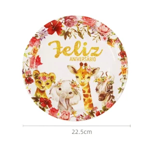 Decoração de aniversário encantadora com pratos de papel apresentando padrões de animais da selva.Comodidade em embalagens