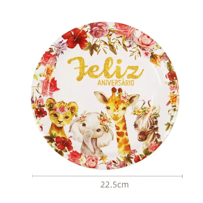Decoração de aniversário encantadora com pratos de papel apresentando padrões de animais da selva.Comodidade em embalagens