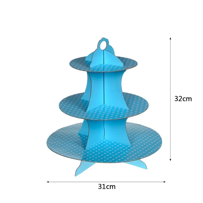 Este tabuleiro de bolo de aniversário apresenta um encantador desenho de bolinhas azul claro