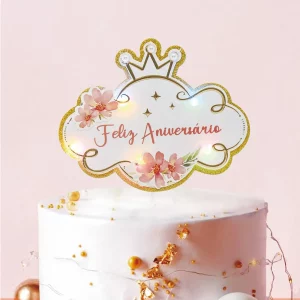 Este topo de bolo de aniversário rico em detalhes apresenta luzes brilhantes e belas flores rosa.O topo de bolo com luzes é embalado individualmente e tem a palavra 'Feliz Aniversário' artisticamente representada Topo de bolo de aniversário com luzes e flores rosa. Adornmento perfeito para sua comemoração especial!