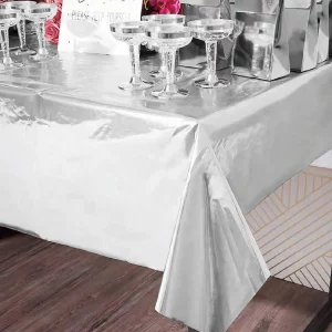 Toalha de mesa prateada de alta qualidade com dimensões de 137*274cm perfeita para qualquer tipo de festa.Feita de material de alumínio durável