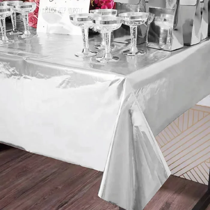 Toalha de mesa prateada de alta qualidade com dimensões de 137*274cm perfeita para qualquer tipo de festa.Feita de material de alumínio durável