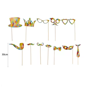 O Kit Photobooth com 12 peças é perfeito para adicionar um toque especial às suas celebrações de aniversário.Cada pacote contém 12 máscaras em padrões de camuflagem únicos