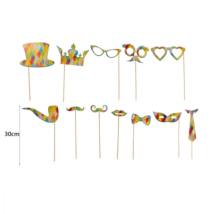 O Kit Photobooth com 12 peças é perfeito para adicionar um toque especial às suas celebrações de aniversário.Cada pacote contém 12 máscaras em padrões de camuflagem únicos
