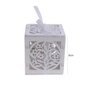 Esta caixa decorativa de 6cm é perfeita para guardar seus doces e adicionar um toque de decoração à sua festa.Fabricada em madeira de alta qualidade