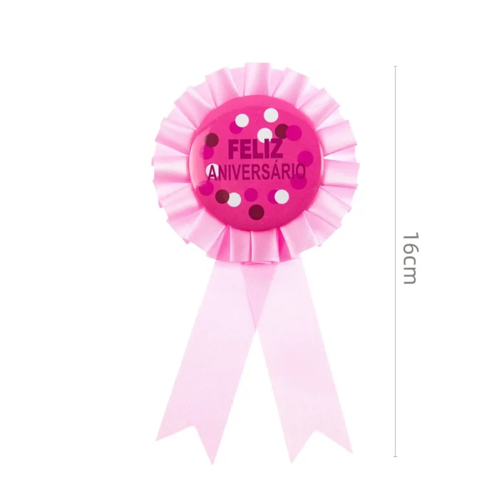Distintivo comemorativo de aniversário no tamanho de 5.5cm para celebrar ocasiões especiais.Design em rosa vibrante com a frase 'Feliz Aniversário' impressa.Fabricado com materiais de alta qualidade para durabilidade e estilo.Único em cada pacote