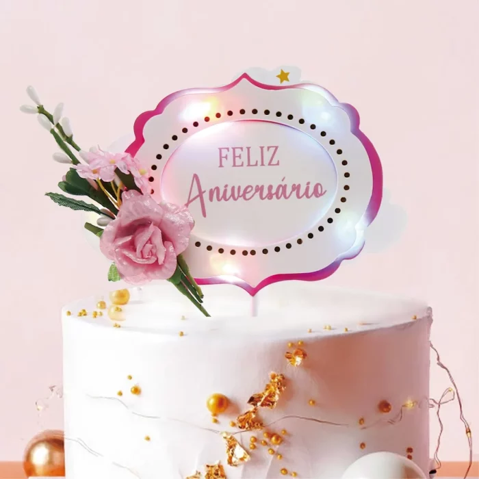 Este topo de bolo iluminado é perfeitamente concebido para adicionar um toque de brilho à sua festa de aniversário.É decorado com a palavra 'Feliz Aniversário' para tornar a celebração mais memorável.Cada pacote contém uma unidade