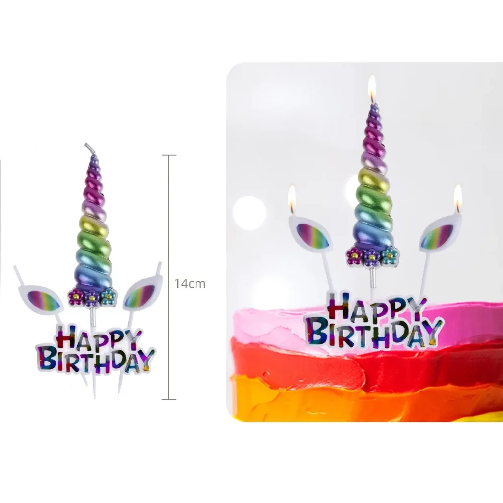 Vela de aniversário temática com formato de unicórnio encantador.A vela exibe a inscrição 'HAPPY BIRTHDAY'