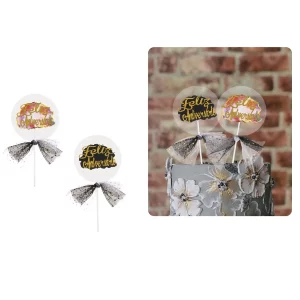 Design Elegante: Nosso topo de bolo apresenta a escrita 'Feliz Aniversário' com um design de renda de borboleta