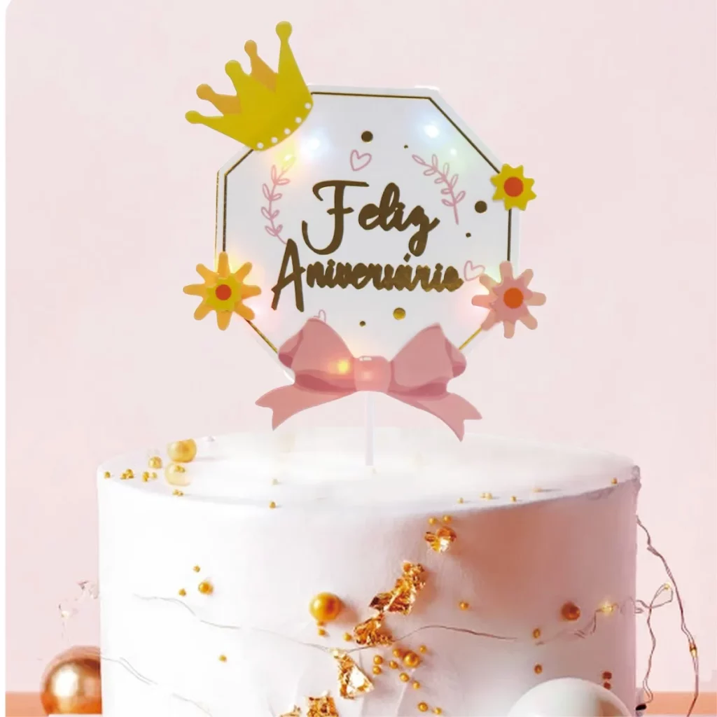 Topo de Bolo com Luzes: Ilumine sua celebração especial com este increível topo de bolo que possui luzes embutidas para um efeito extra deslumbrante.Design de Palavra Feliz Aniversário: Acrescente um toque especial à sua festa de aniversário com um topo de bolo que exibe a palavra 'Feliz Aniversário' em uma linda flor.Pacote Único: Este produto vem em um pacote de uma unidade