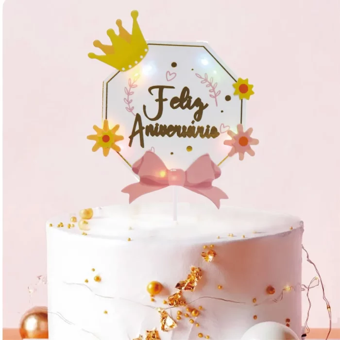 Topo de Bolo com Luzes: Ilumine sua celebração especial com este increível topo de bolo que possui luzes embutidas para um efeito extra deslumbrante.Design de Palavra Feliz Aniversário: Acrescente um toque especial à sua festa de aniversário com um topo de bolo que exibe a palavra 'Feliz Aniversário' em uma linda flor.Pacote Único: Este produto vem em um pacote de uma unidade