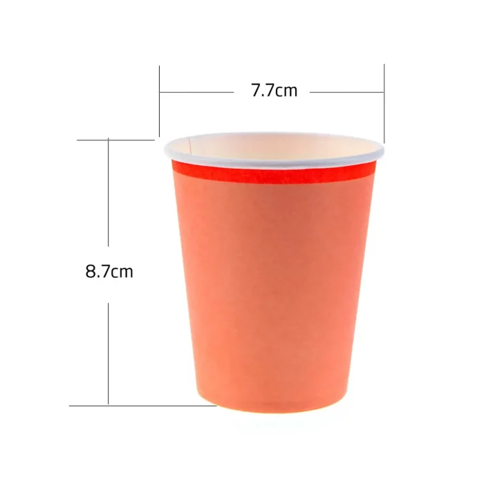 Os copos de papel coloridos vêm em um pacote de seis