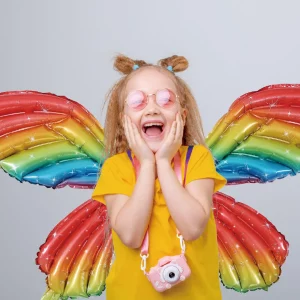 Balão de aniversário multicolorido com design notável de asas de borboleta.Dimensões ideais de 97*92cm