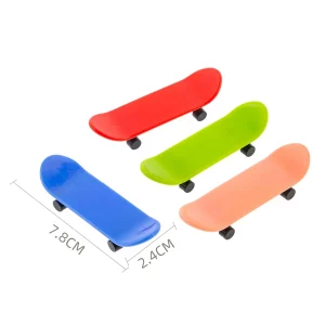 Este mini brinquedo de skate de dedo é perfeito para entreter e enriquecer a diversão no festa.Fácil de transportar e usar