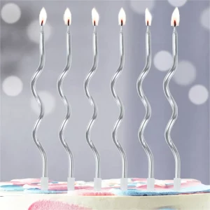 Adicione um toque elegante à sua festa de aniversário com esta vela prateada curvada.