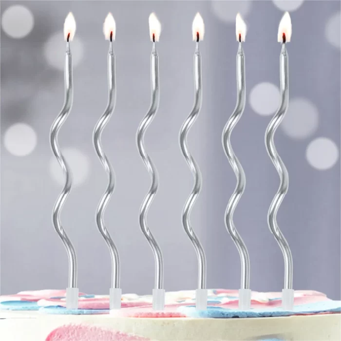 Adicione um toque elegante à sua festa de aniversário com esta vela prateada curvada.