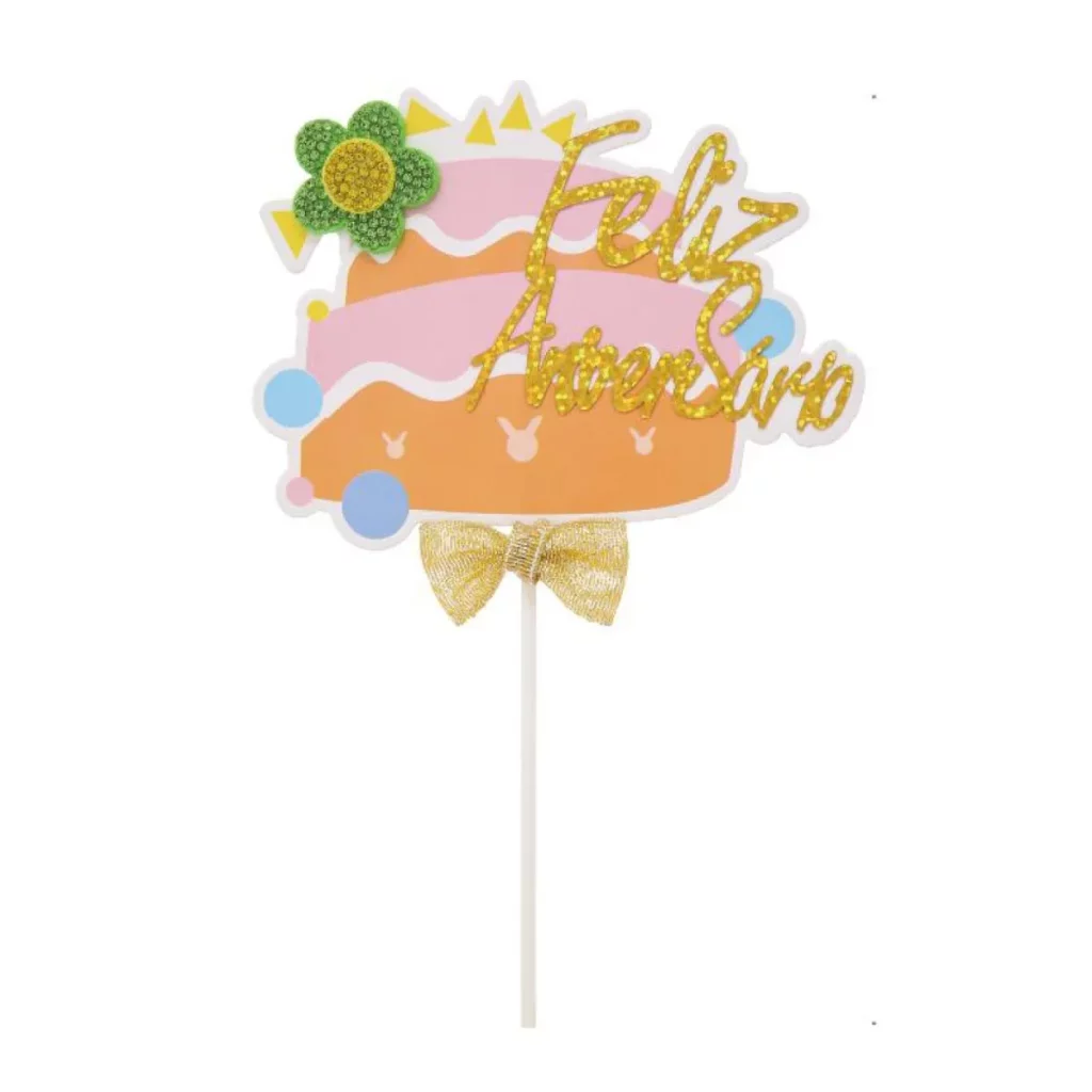 Decore o seu bolo de aniversário com este lindo topo de bolo floral. Feito à mão com flores de tecido