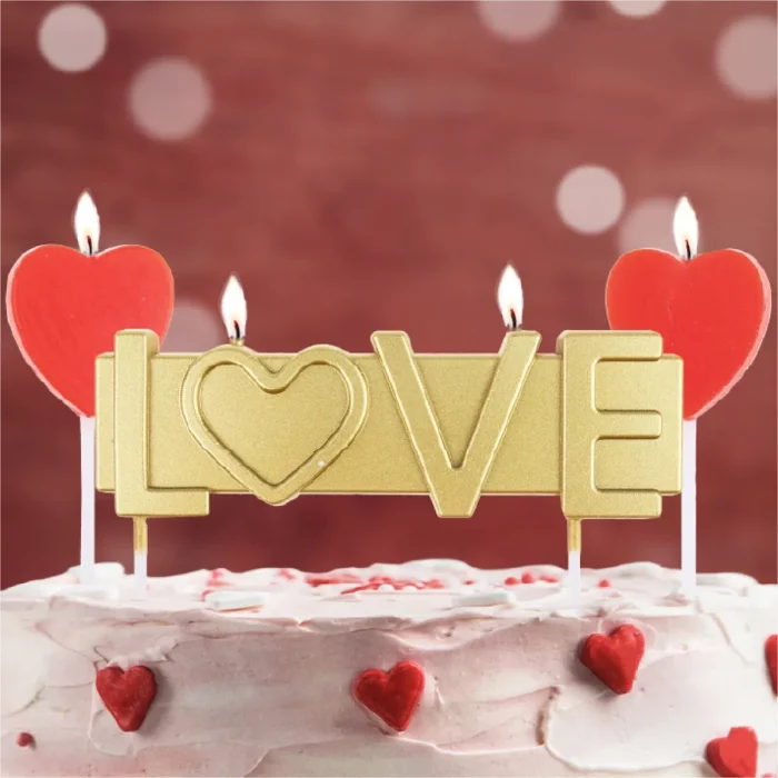Crie um ambiente romântico e sofisticado com a Vela de Aniversário Dourada Love. Perfeita para celebrar momentos especiais e demonstrar todo o seu amor.