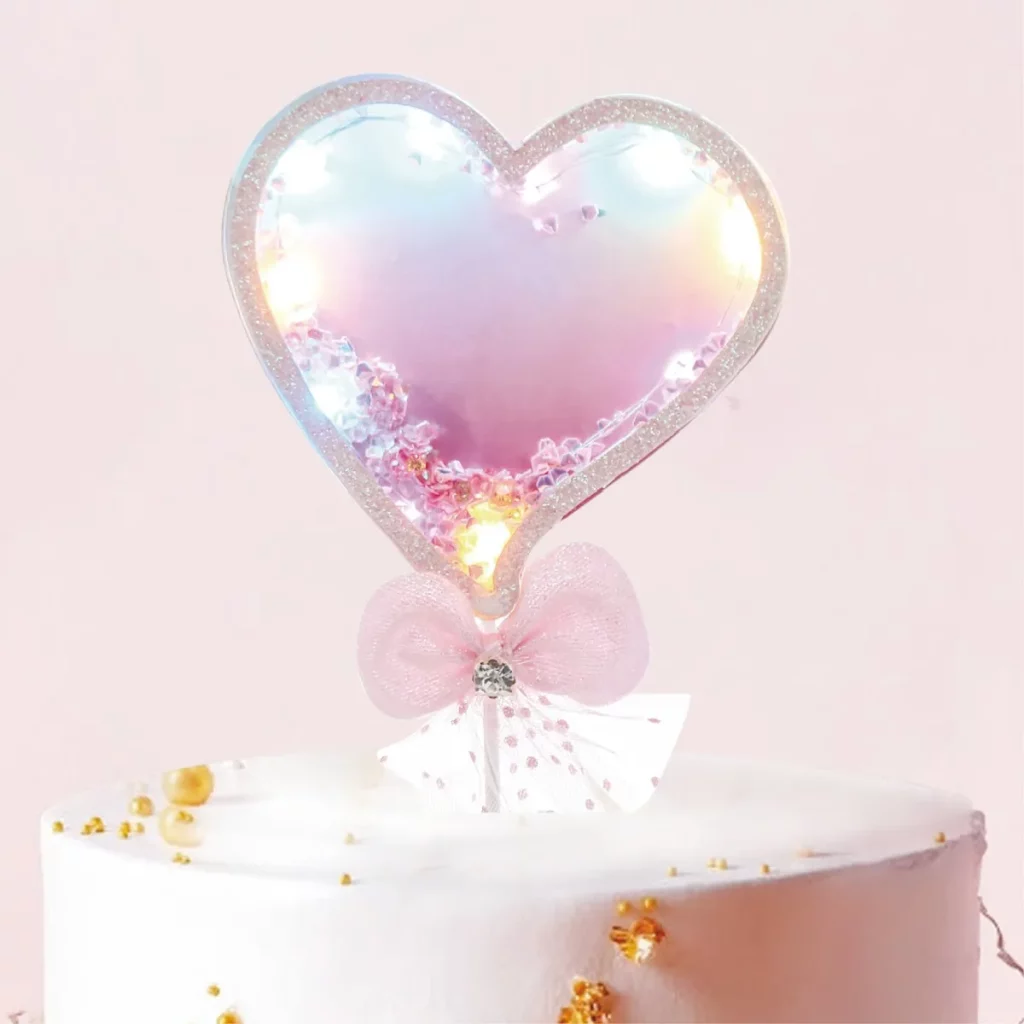 Topo de bolo único com detalhes de amor de diamante em PVC e luzes incorporadas.Peça versátil com estética requintada e luz suave que adiciona charme e brilho à sua festa. Topo de bolo encantador com luzes e diamantes