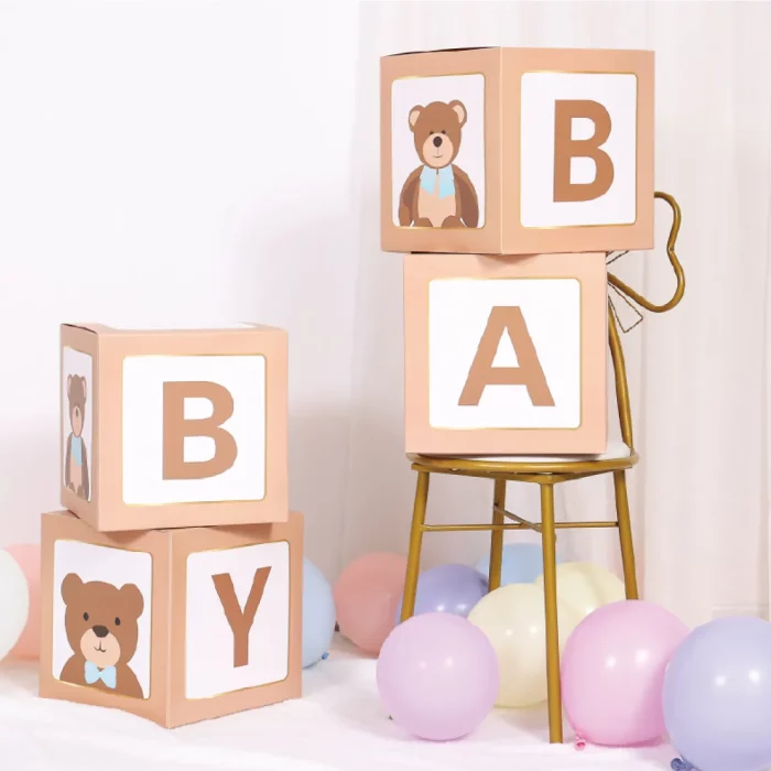 Conjunto com quatro caixas cubo de 30cm perfeitas para decoração de Baby Shower.Facilidade de montagem e ampla capacidade para acomodar balões variados.Inclui adoráveis ​​mini ursinhos de pelúcia como brindes especiais nas caixas. Eleva a atmosfera da sua festa de Baby Shower com este conjunto de 4 caixas decorativas para balões.+