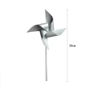 Este pacote contém três moinhos de vento prateados perfeitos para decoração de aniversário.Cada peça é meticulosamente confeccionada para adicionar charme e diversão a qualquer festa.O moinho de vento prateado reflete luz maravilhosamente