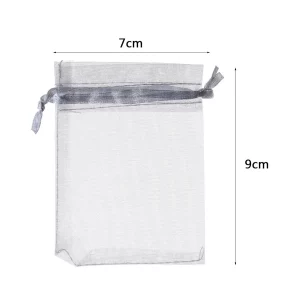 Ideal para aniversários; Cinza elegante combina com qualquer tema de festa; Pacote inclui 6 saquinhos de organza prateados 7*9cm; Perfeito para embalar doces