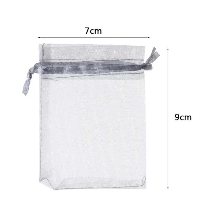 Ideal para aniversários; Cinza elegante combina com qualquer tema de festa; Pacote inclui 6 saquinhos de organza prateados 7*9cm; Perfeito para embalar doces