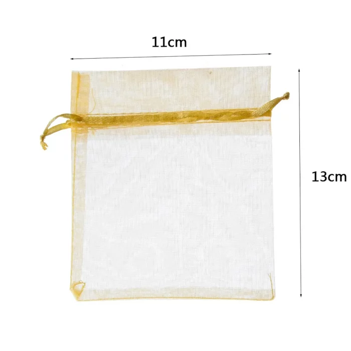 Perfeito para aniversários;Cinco peças de sacos de doces organdi dourado de 11*13cm por pacote;Cor dourado elegante acrescenta um toque sofisticado à sua festa;Tamanho compacto para embalar doces ou pequenos presentes Belos sacos dourados de organza para deixar sua festa ainda mais elegante. Pacote com 5 unidades.