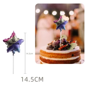 Desfrute de uma grande vela brilhante dourada em forma de estrela para elevar as celebrações.É uma vela de pack único