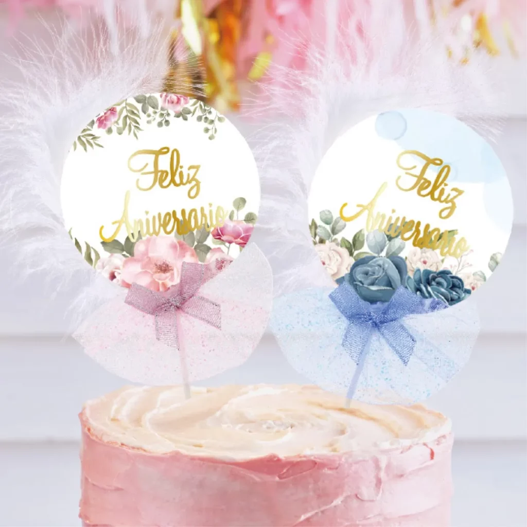 Topo de bolo de aniversário luxuosamente desenhado com letras douradas e saia de penas azuis;Ideal para adicionar uma faísca especial às comemorações de aniversário