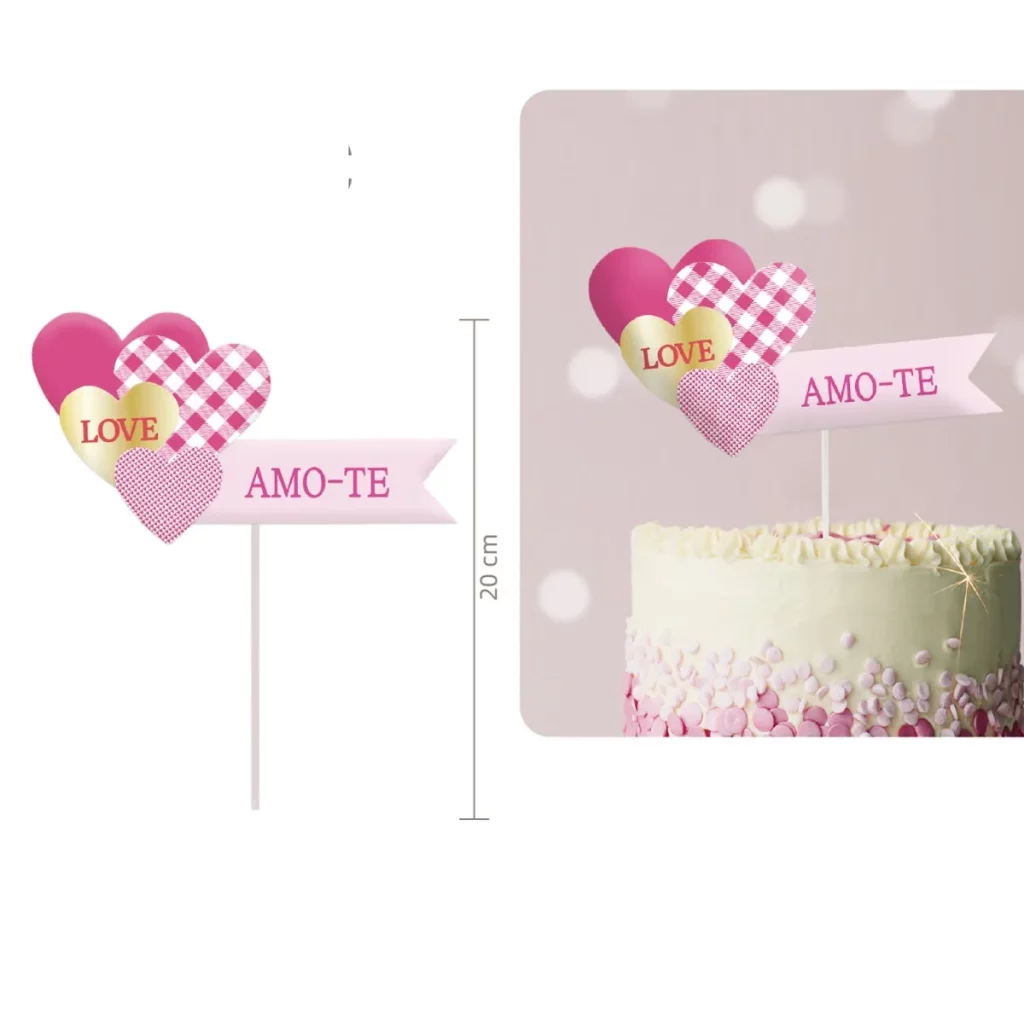 Este topo de bolo de amor multicamadas é o toque perfeito para qualquer bolo de casamento ou de Dia dos Namorados