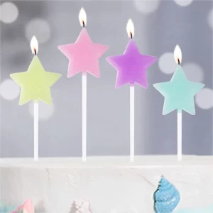 Adicione um toque mágico à sua festa com esta vela de aniversário em formato de estrela de macarons.