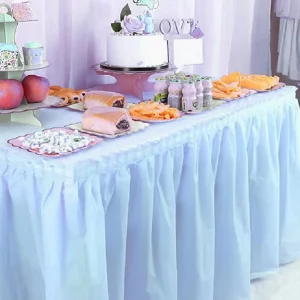 Saia de mesa azul com dimensões de 73*426 cm perfeita para qualquer ocasião festiva.A cor azul vibrante pode realçar a aparência da sua mesa e da sua festa.A embalagem contém uma única saia de mesa de alta qualidade. Saia de mesa azul elegante