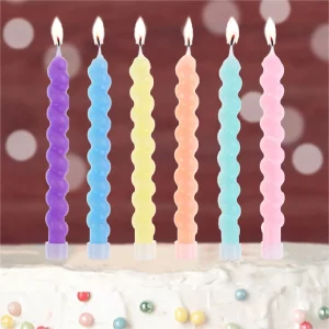 Adicione um toque de cor à sua celebração com esta linda vela de aniversário em formato de espiral. Perfeita para decorar bolos e tornar o seu momento especial ainda mais vibrante.