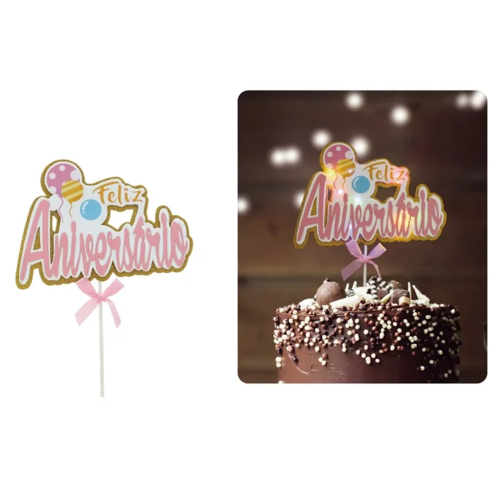Este topo de bolo é perfeitamente feito para adornar seus bolos de aniversário e adicionar um toque especial às celebrações.O topo de bolo traz a mensagem 'Feliz Aniversário' num estilo bonito e delicado.O produto é entregue com luzes incorporadas que iluminam a festa de aniversário