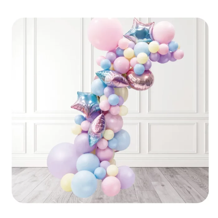 Kit de aniversário com 64 balões multicoloridos para decorar e alegrar qualquer espaço.A guirlanda de balões tem cores vibrantes