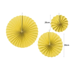 Kit opulento de 6 rosetas de papel amarelo perfeito para festas de aniversário.As rosetas são fácilmente montáveis e são um toque perfeito para incrementar a decoração de seu evento.Este conjunto de rosetas na cor vibrante amarela proporciona uma atmosfera festiva atraente e é a escolha perfeita para comemorações. Adicione um toque de sol à sua festa de aniversário com o nosso conjunto de 6 rosetas de papel amarelo.