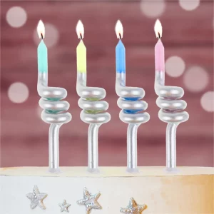 Ilumine a festa com esta vela de aniversário prateada que gira enquanto queima