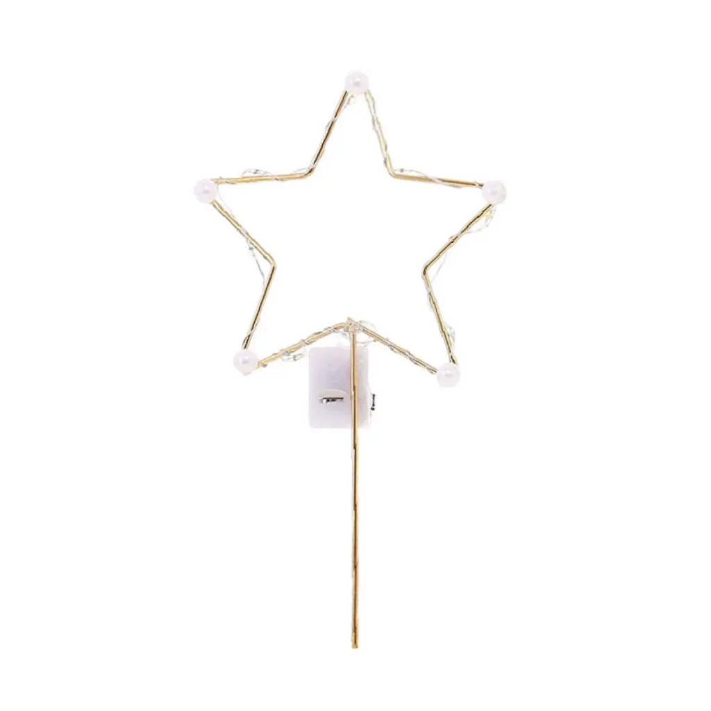 Adicione um toque de brilho ao seu bolo com este topo de bolo decorativo. Feito com uma estrela de arame com luzes e detalhes de pérolas