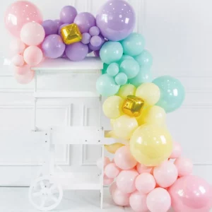 Crie uma atmosfera divertida com este kit de guirlanda de balões de alumínio em cores macaron. Perfeito para festas e decorações. Inclui 85 unidades.