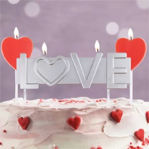 Celebre o amor com esta encantadora vela de aniversário prateada