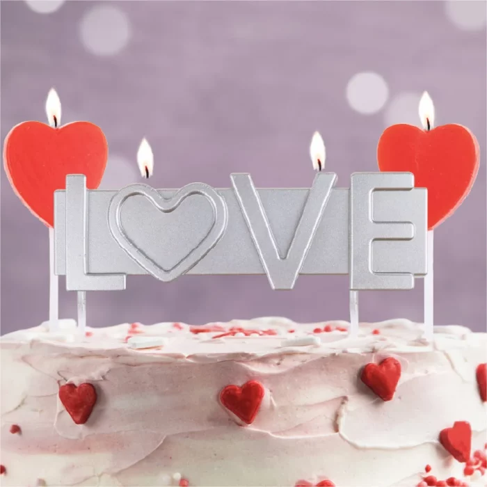 Celebre o amor com esta encantadora vela de aniversário prateada