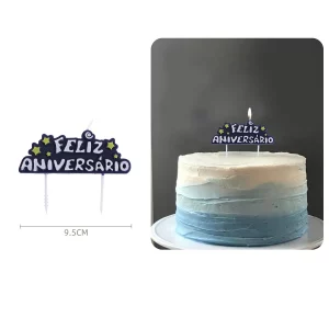 Vela de aniversário única para ocasiões especiaisCor azul vibrante que agrada a todosPadrão de Feliz Aniversário para o toque pessoal Vela azul de aniversário com a palavra 'Feliz Aniversário'